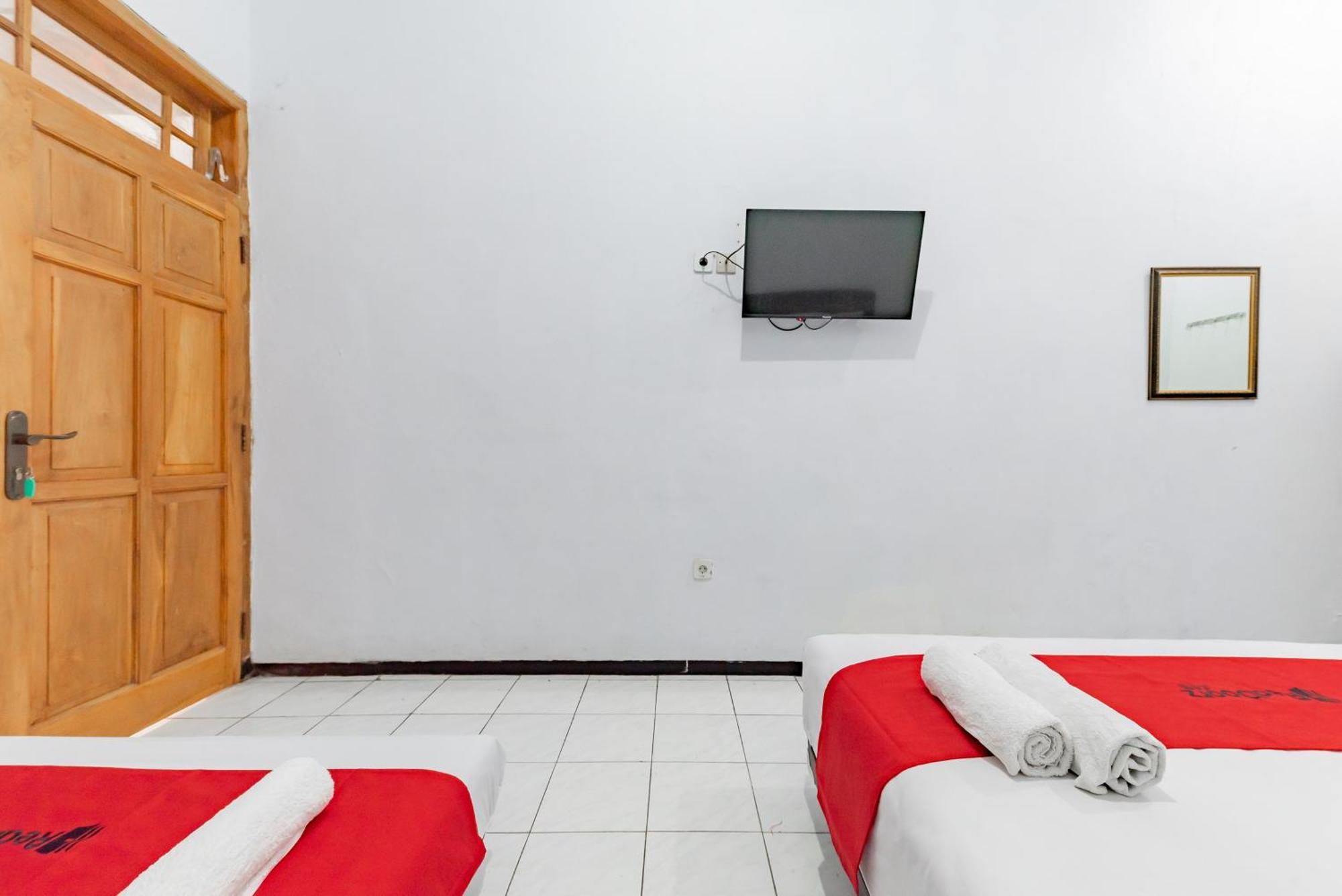 Reddoorz At Ciliwung Guest House Syariah Malang Exterior foto