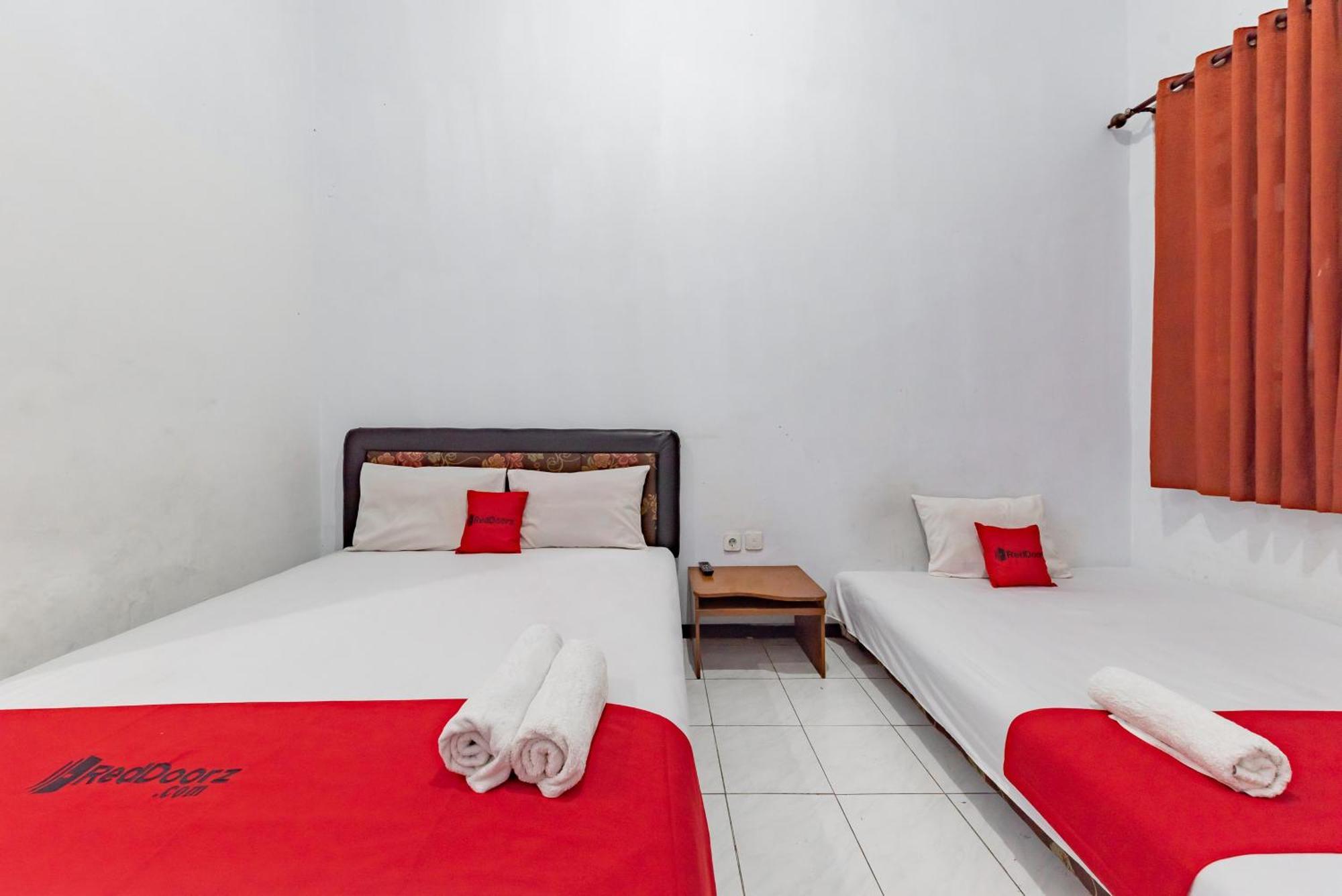 Reddoorz At Ciliwung Guest House Syariah Malang Exterior foto