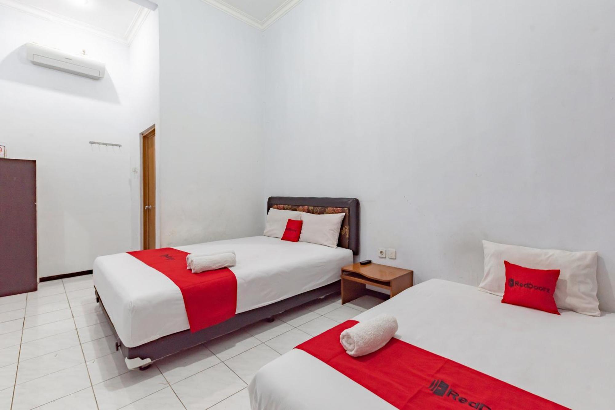 Reddoorz At Ciliwung Guest House Syariah Malang Exterior foto