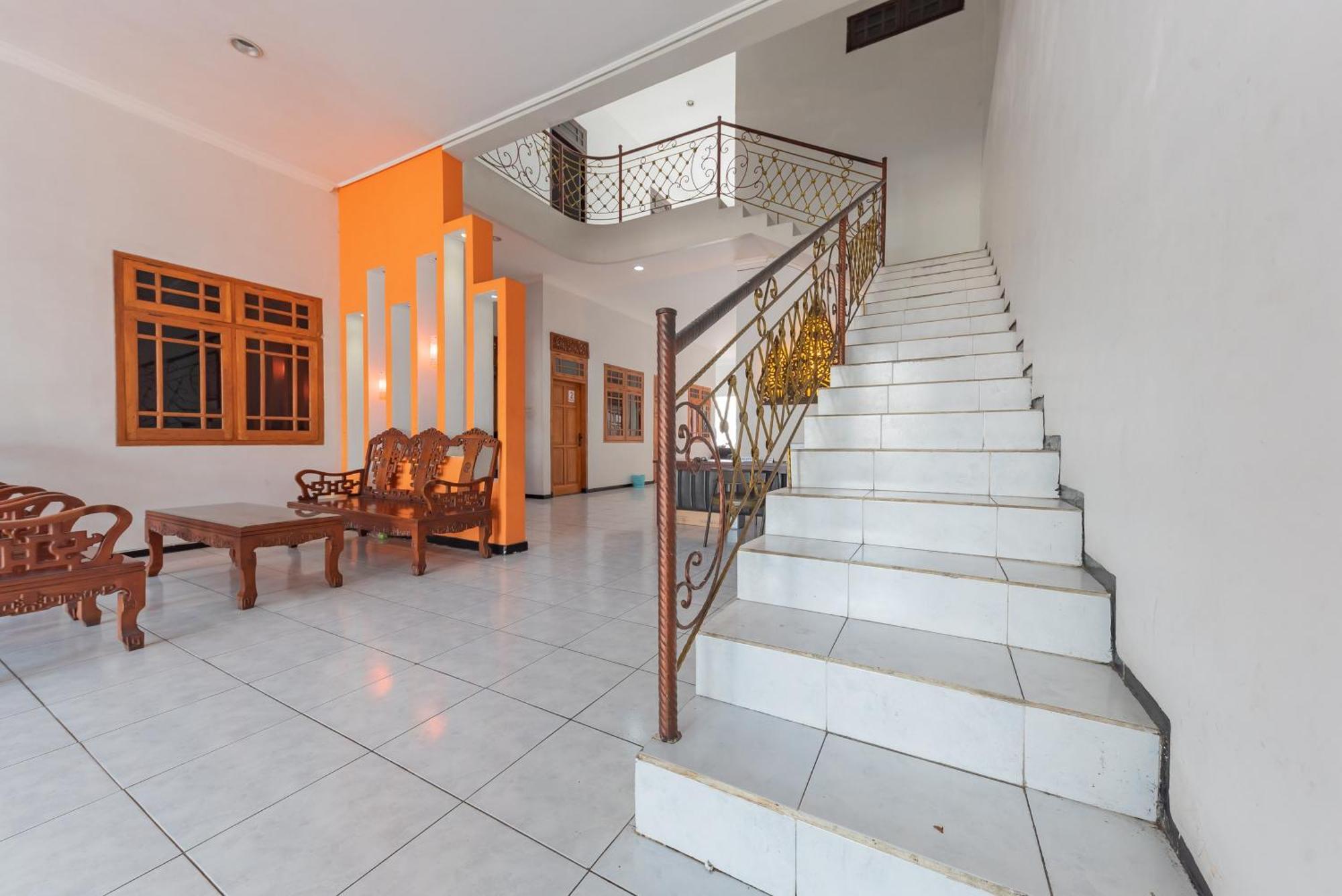 Reddoorz At Ciliwung Guest House Syariah Malang Exterior foto