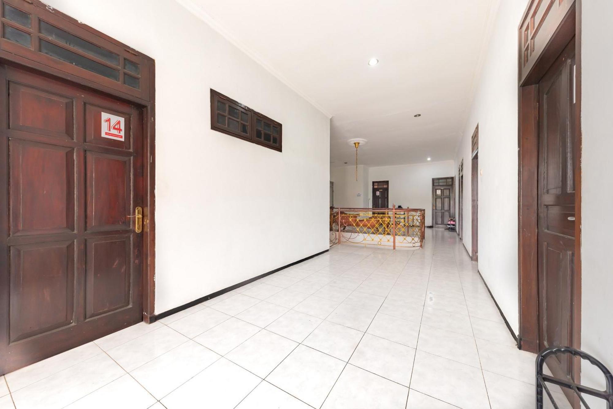 Reddoorz At Ciliwung Guest House Syariah Malang Exterior foto