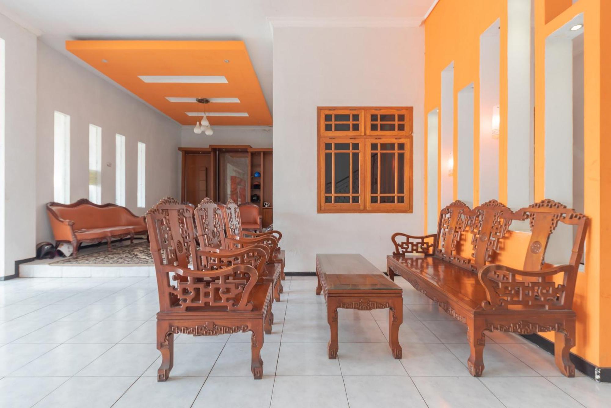 Reddoorz At Ciliwung Guest House Syariah Malang Exterior foto